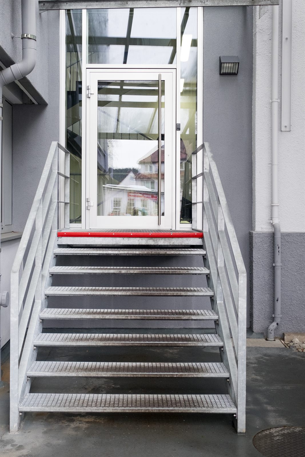 Außenaufgang mit Aluminium-Glastür