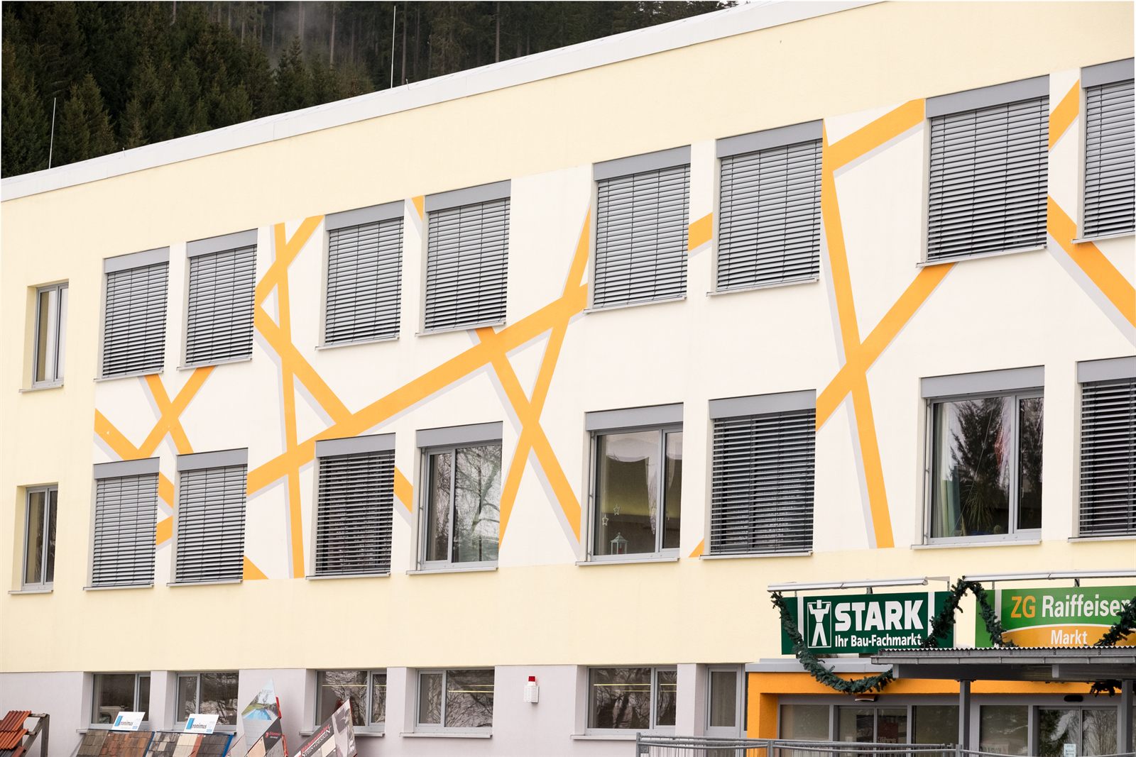 Gewerbefassade mit Aluminium-Fensterband