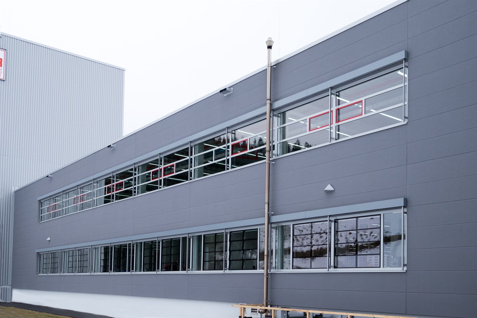 Industriefassade mit Bandfenstern