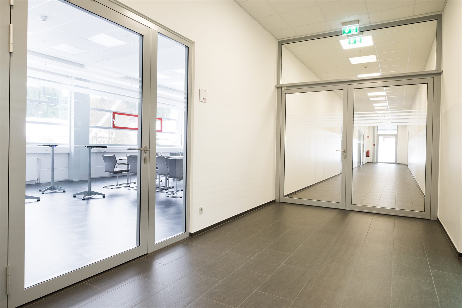 Korridor mit Aluminium-Glas-Türen