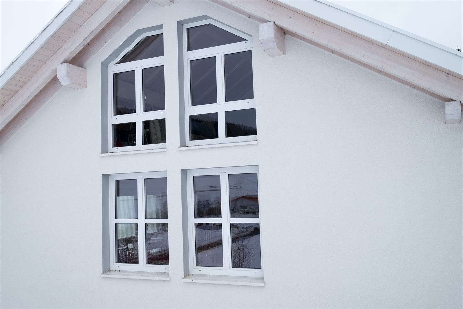Giebelfassade mit Sprossenfenstern