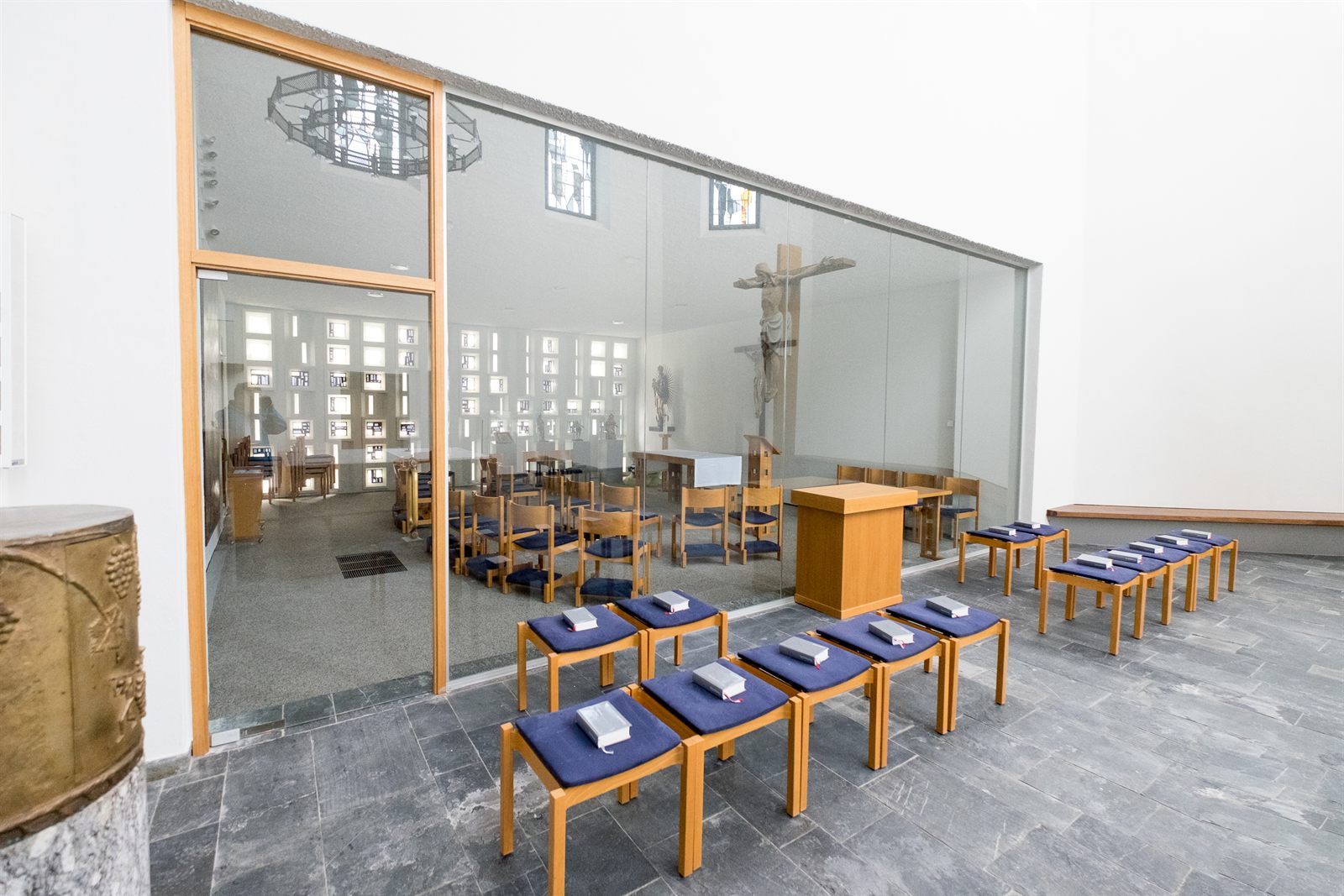 Glas-Anbau an Kapelle