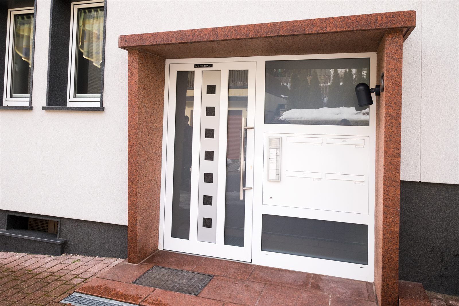 Hauseingang mit Briefkastenanlage