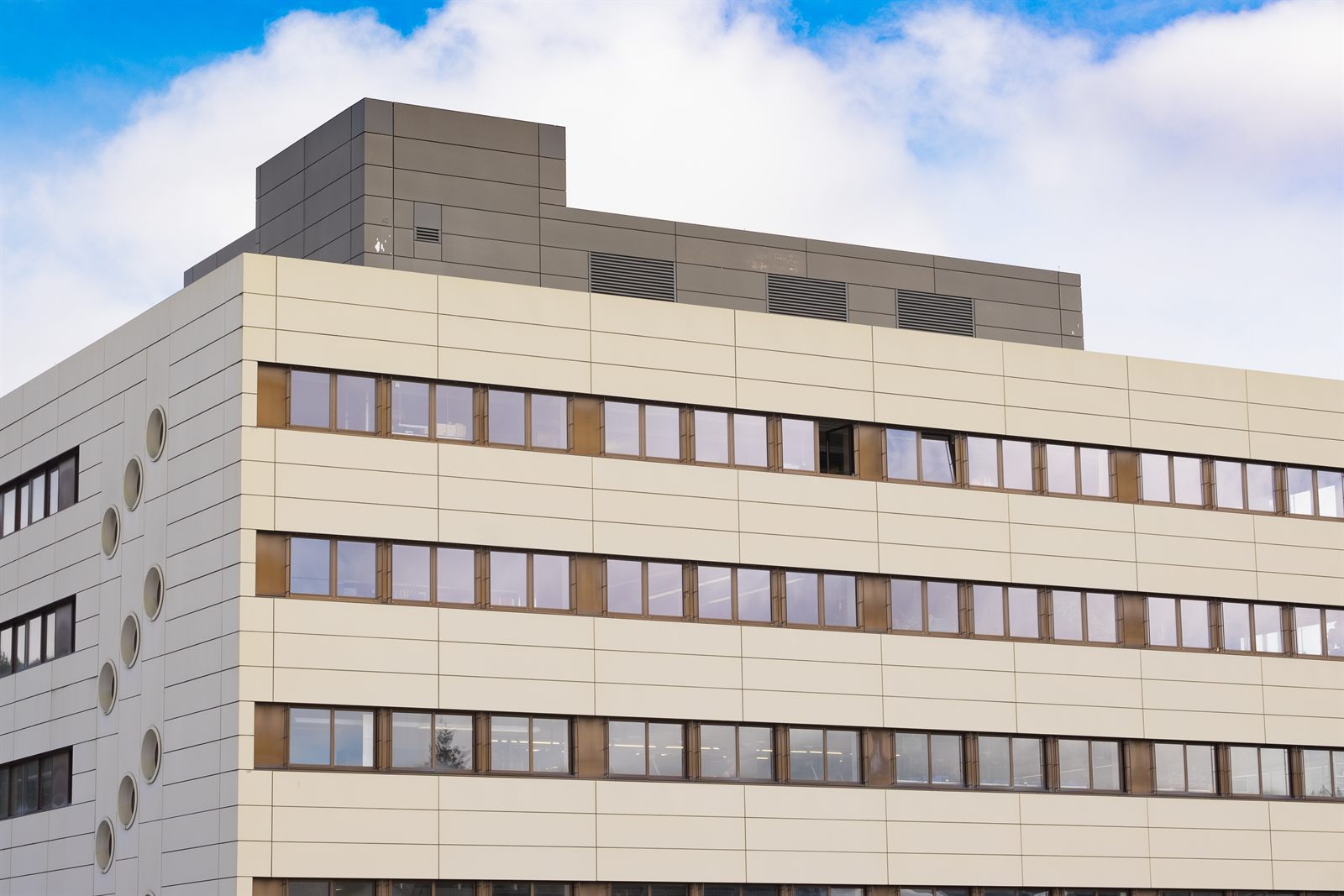Bürofassade mit Aluminium-Bandfenstern