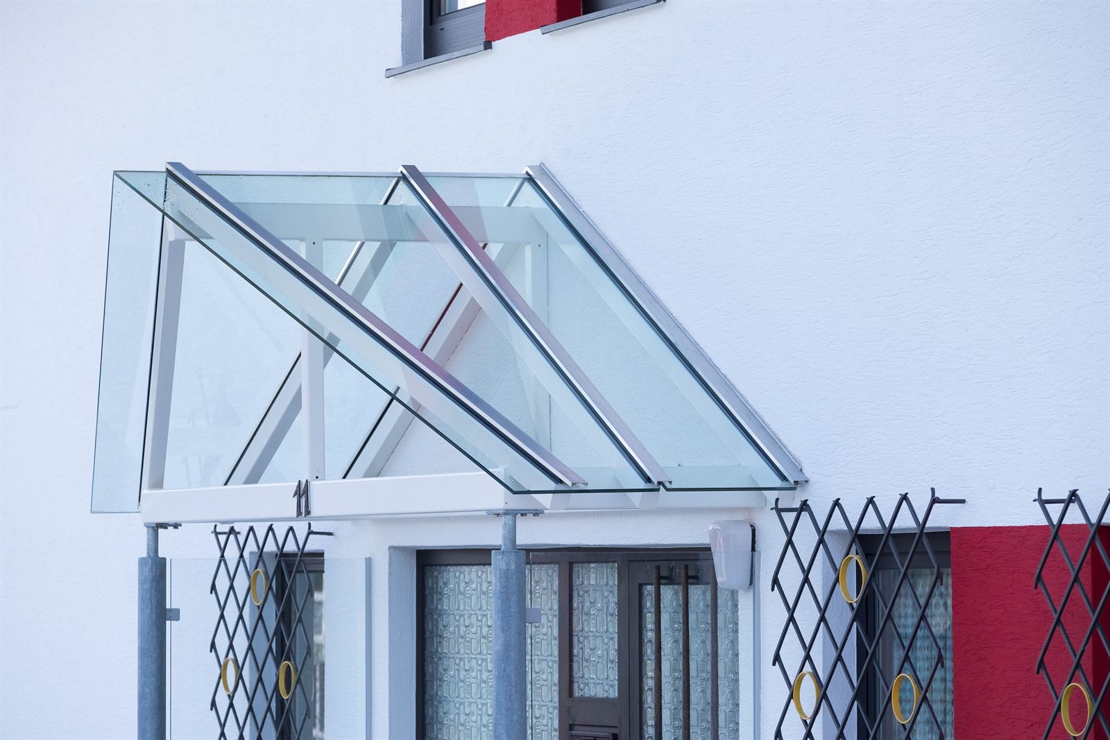 Detail Glas-Spitzdach-Vordach