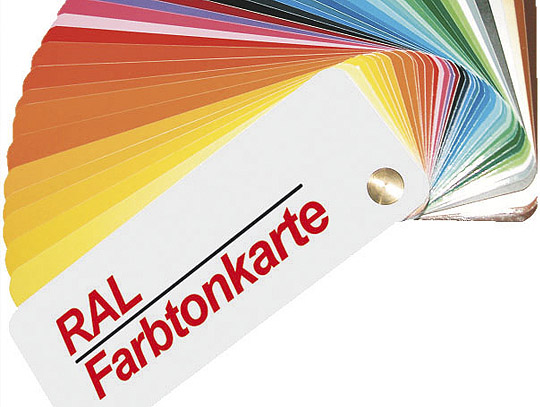 RAL-Farbfächer mit Aluminium-Profilmustern