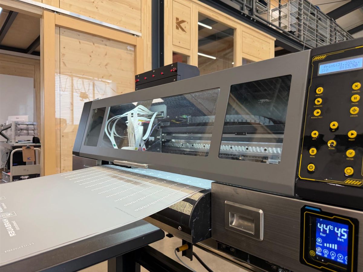DTF-Drucker bei der Produktion von Meterware