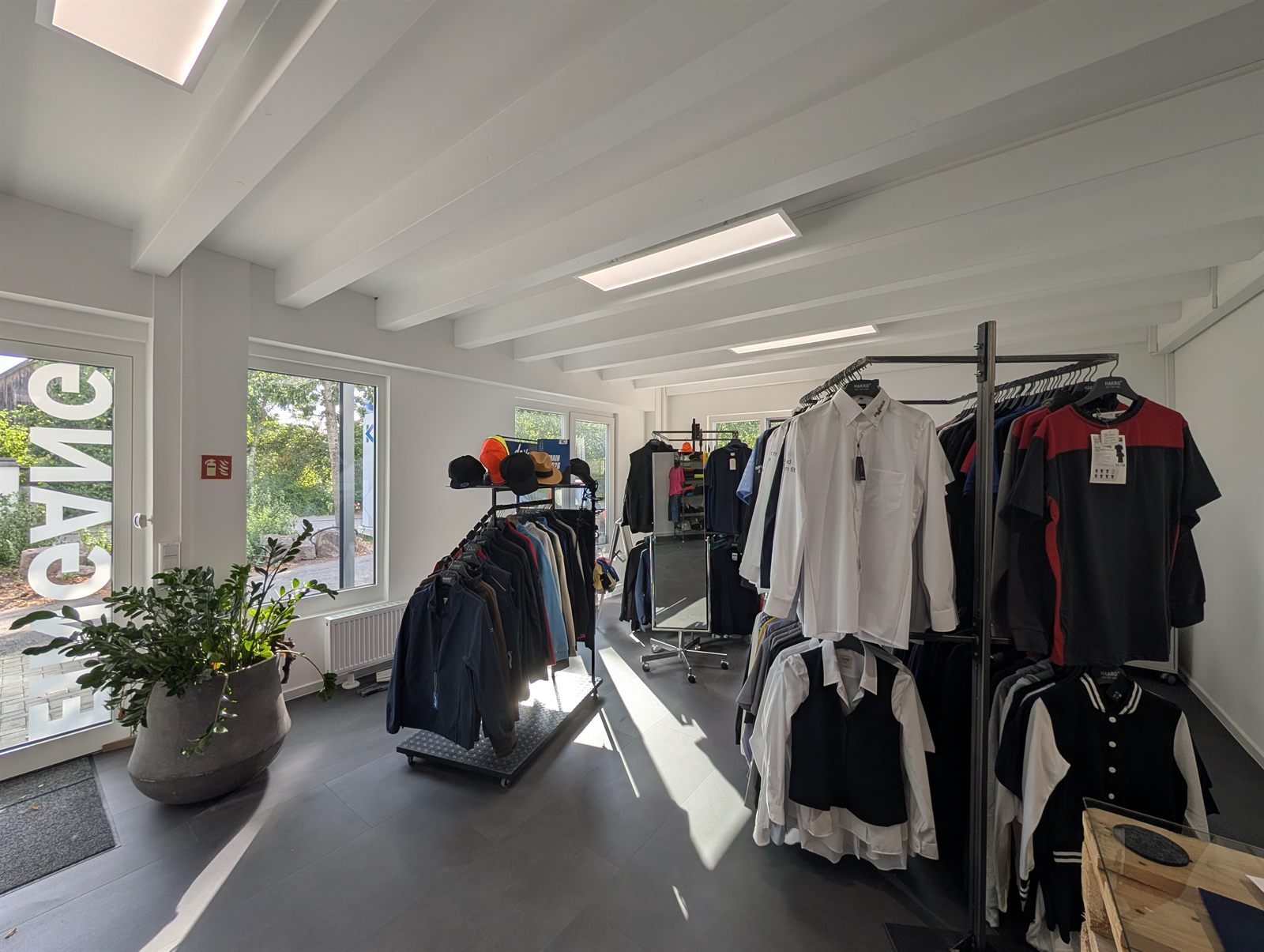 Blick in den neuen Showroom mit Bekleidungs-Racks und Tageslicht