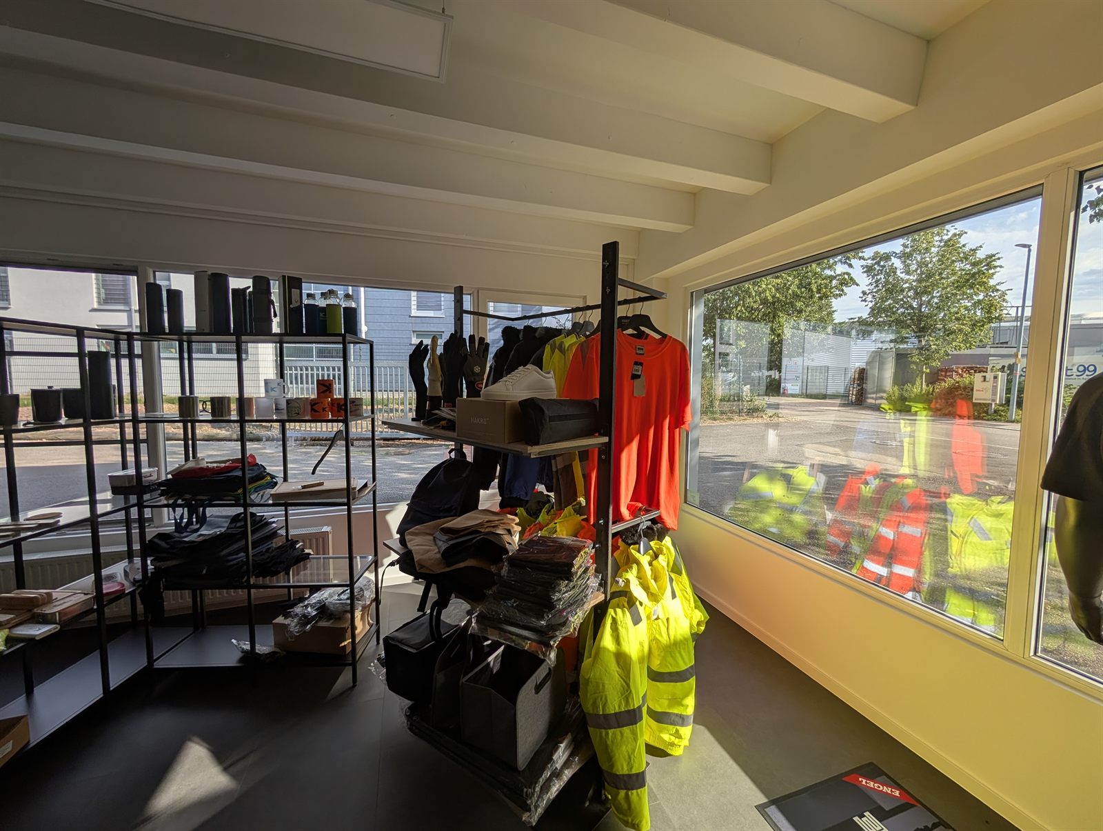 Warnschutzkleidung, Softshells und Accessoires im neuen Showroom