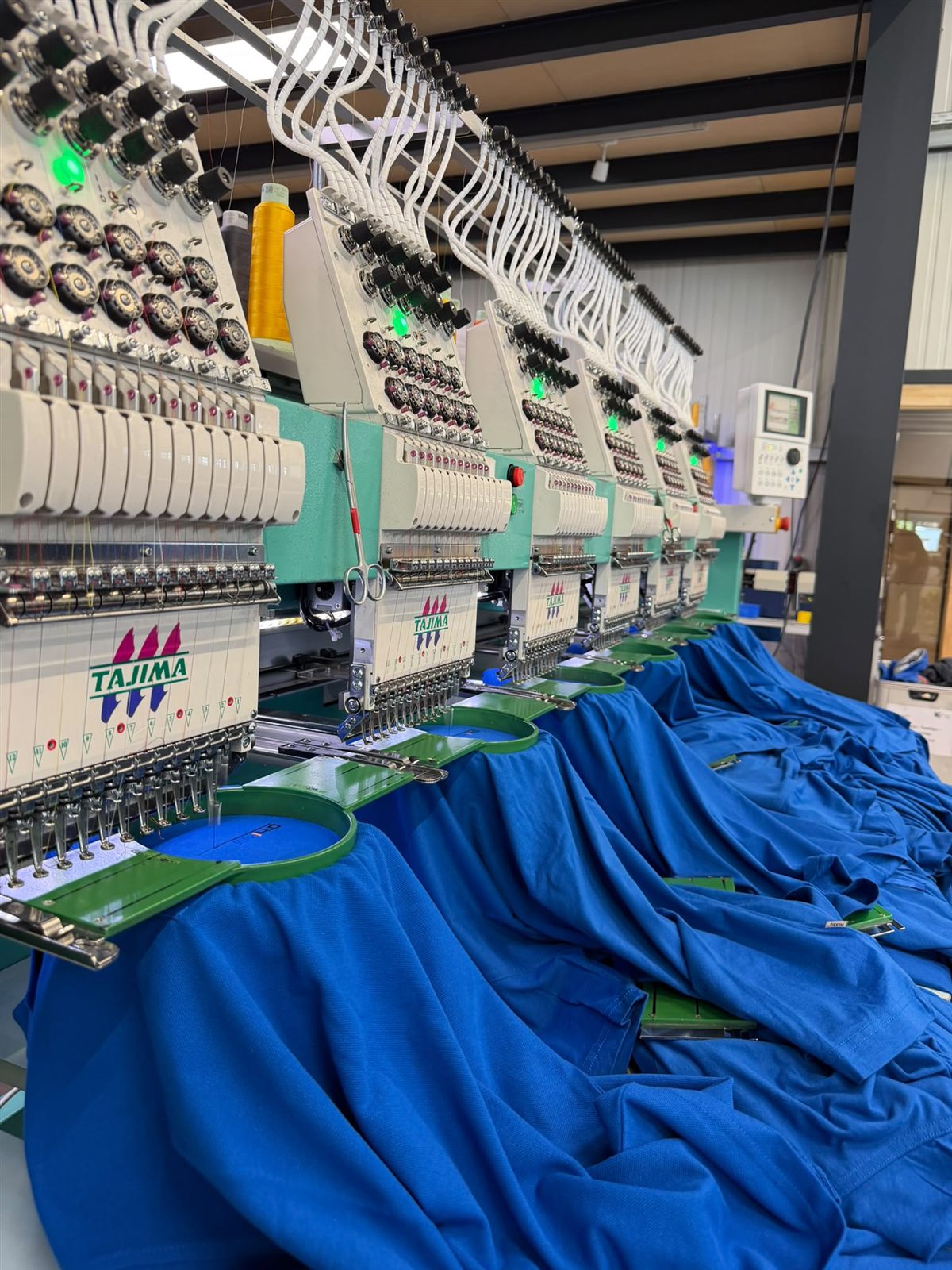 Stickmaschine bei der Arbeit an Berufskleidung