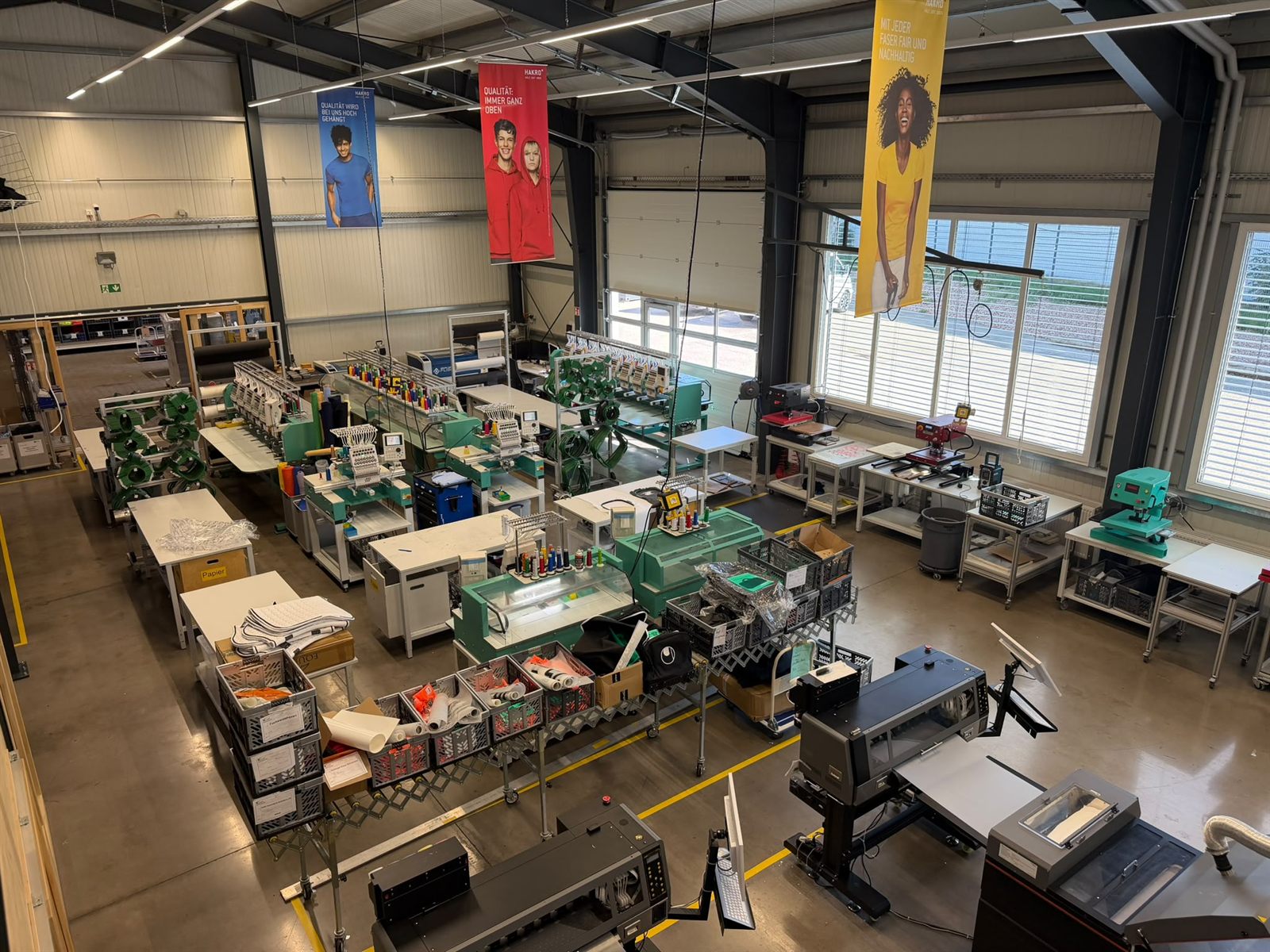 Die neue Halle in Schramberg-Sulgen: großzügige Fläche mit Stickmaschinen, DTF-Druckern und Materiallager